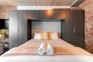 Manhattan On Coral Apartments