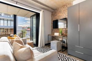 Manhattan On Coral Apartments