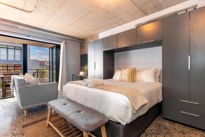 Manhattan On Coral Apartments