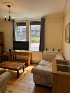 Large Traditional, Sleeps 8, 2 baths, Central Hucknall