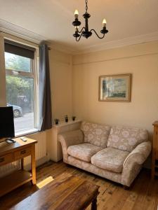 Large Traditional, Sleeps 8, 2 baths, Central Hucknall