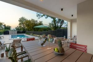 Villa Hidden with heated pool 