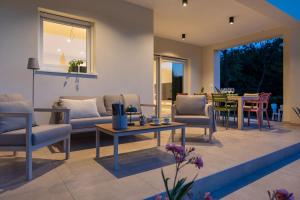 Villa Hidden with heated pool 