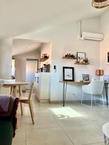 Appartment with pool, beach and ocean 5 min by walk, city center, shopping and market