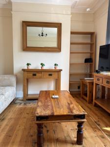 Large Traditional, Sleeps 8, 2 baths, Central Hucknall