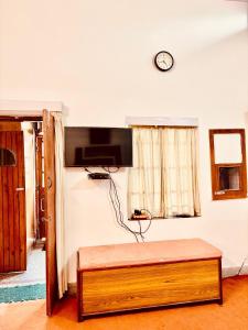 The Heritage manor l on mall road Kasauli l Private Lawn l 2 Min walk to heritage market