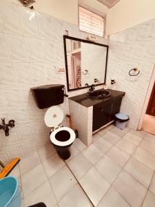 The Heritage manor l on mall road Kasauli l Private Lawn l 2 Min walk to heritage market