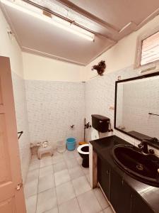 The Heritage manor l on mall road Kasauli l Private Lawn l 2 Min walk to heritage market