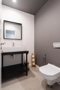 Soho White 2BDR by RV Apartments