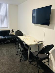 2 Bedroom Apartment Large room with WiFi and Smart TV