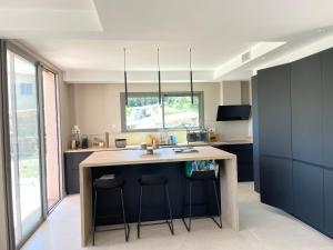 Villa avec piscine à débordement