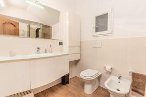 5 beds - 2 minutes from the sea with parking