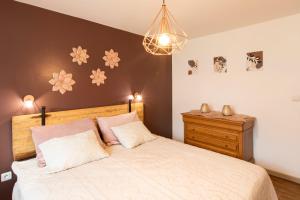 Appartements Gite Chabrignac, jacuzzi et sauna privatif, piscine chauffee partagee, Wifi, salle de jeux : photos des chambres