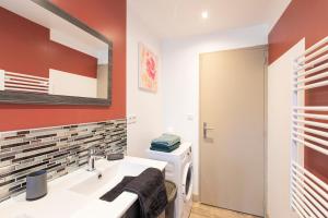 Appartements Gite Chabrignac, jacuzzi et sauna privatif, piscine chauffee partagee, Wifi, salle de jeux : photos des chambres