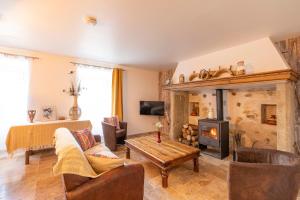 Appartements Gite Chabrignac, jacuzzi et sauna privatif, piscine chauffee partagee, Wifi, salle de jeux : photos des chambres