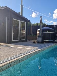 Stuga på landet med egen pool, vedeldad badtunna och bastu