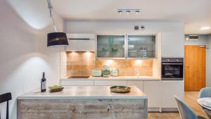 Apartamenty Nadmorskie Tarasy-Basen Fitness Bawialnia Parking w CENIE - Holiday City