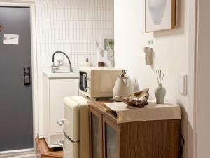 홍대입구역 3번출구 3분거리, 짐보관 무료, 합법숙소