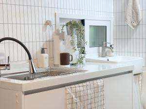 홍대입구역 3번출구 3분거리, 짐보관 무료, 합법숙소