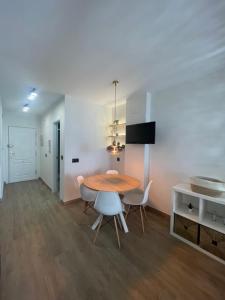 Marina Bajondillo Renoved wifi 20 meters from the beach