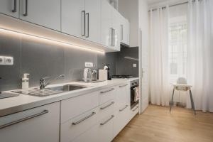 Sweet Spot for 6 in Trendy Area! Family friendly!