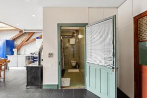 The R Loft - Cosy Hostel, Communal Bathroom and Kitchen