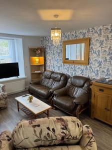 Spacious, sleeps 7, 2 baths, Central Saltash