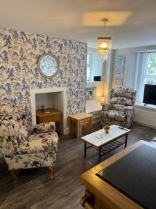 Spacious, sleeps 7, 2 baths, Central Saltash