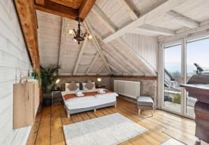 The R Loft - Cosy Hostel, Communal Bathroom and Kitchen