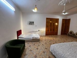 شقة بغرفتين ودورتين في الدور الثاني 7 دقائق للحرم