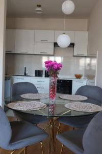 Apartment 82 Central Point