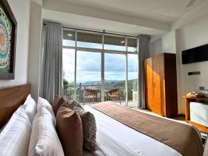 360 Viewpoint by Queens Mount