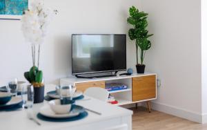 Beaumont - Stylish Brand New Apartment with Ocean Views Steps from Ventnor Beach, Award Winning Restaurants and Trails Perfect for Families and Couples for a Peaceful Coastal Escape