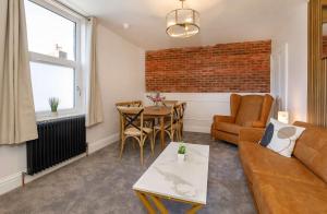 Walpole Getaway - Hot Tub, Games Room, Sleeps 8