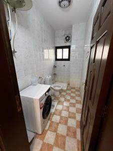 شقة بغرفتين ودورتين في الدور الثاني 7 دقائق للحرم