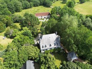 Maisons de vacances French Manor House with private gardens and pool : photos des chambres