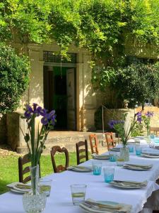 Maisons de vacances French Manor House with private gardens and pool : photos des chambres