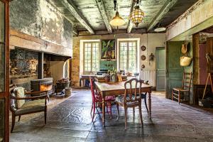 Maisons de vacances French Manor House with private gardens and pool : photos des chambres