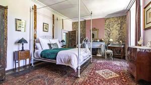 Maisons de vacances French Manor House with private gardens and pool : photos des chambres