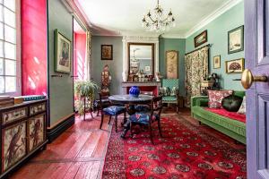 Maisons de vacances French Manor House with private gardens and pool : photos des chambres