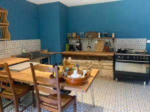 Maisons de vacances French Manor House with private gardens and pool : photos des chambres