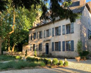 Maisons de vacances French Manor House with private gardens and pool : photos des chambres