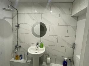 Beautiful Spacious Central 5 Bedroom House 3 Bathrooms - Free Parking