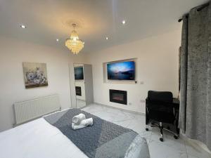 Beautiful Spacious Central 5 Bedroom House 3 Bathrooms - Free Parking