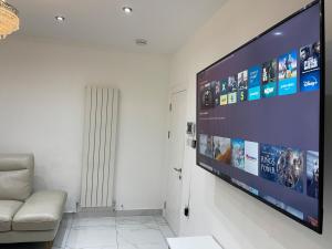 Beautiful Spacious Central 5 Bedroom House 3 Bathrooms - Free Parking