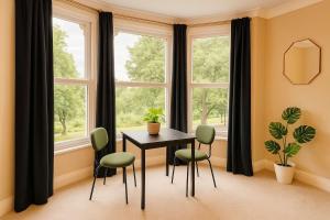 Central King Apartment with view of River