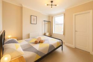 Central King Apartment with view of River