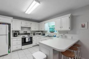 Covenant Cottage with outdoor dining