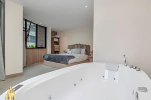 Solei Loft 301 - LocationTrendy Jacuzzi Living