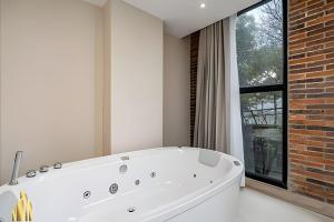 Solei Loft 301 - LocationTrendy Jacuzzi Living